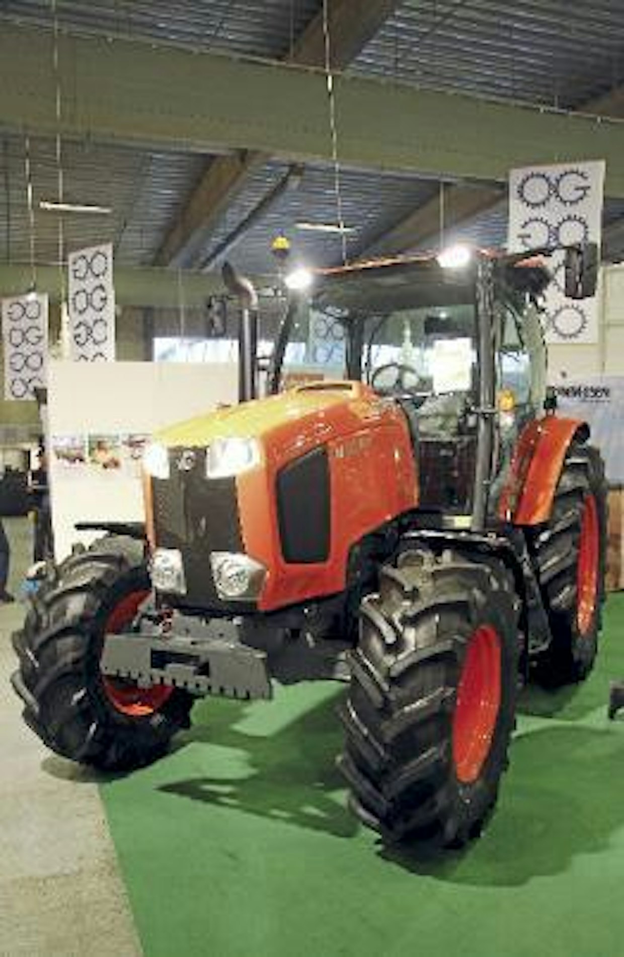 Kubota tunnetaan meillä lähinnä pikkutraktoreistaan. Yrityksen valmistusohjelmaan sisältyy myös keskikokoinen Kubota MGX -sarja, jonka tuorein ja tehokkain malli on M135GX. Nelisylinterisen moottorin iskutilavuus on 6,1 l ja nimellisteho 99 kW (135 hv). Voimansiirrossa on kolmiportainen synkronoitu aluevaihteisto, kahdeksanportainen powershift-päävaihteisto ja sähköhydraulinen suunnanvaihdin. Neliveto ja tasauspyörästöjen lukot kytkeytyvät sähköhydraulisesti. Hydrauliikan tuotto on 84 l/min, nostolaitteen nostovoima 61 kN (6 100 kg) Ulkopuoliselle hydrauliikalle on vakiona kaksi ja valinnaisena neljä lohkoa. Etujousitus on valinnaisvaruste.
