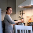 Jauhelihakastiketta syntyy iso kattilallinen, josta riittää myös huomiselle. Jenniina Harkki on tottunut valmistamaan ruokia ilman reseptiä.