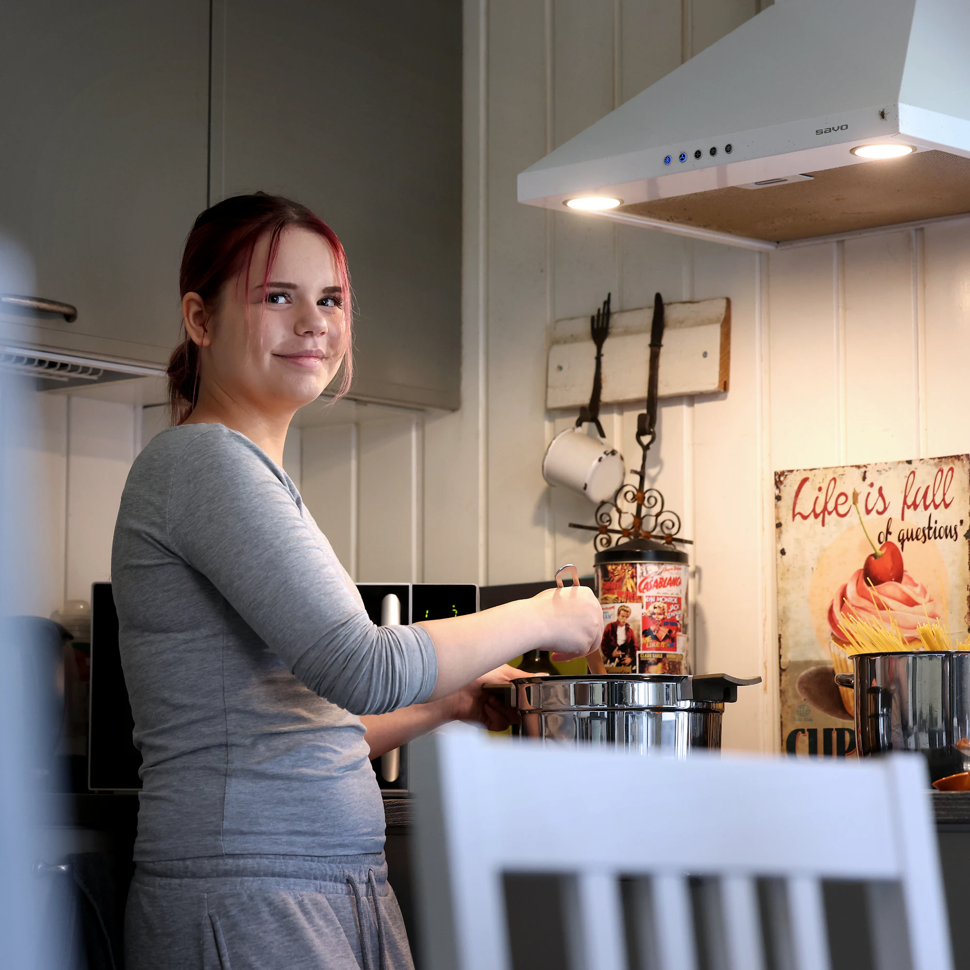 Jauhelihakastiketta syntyy iso kattilallinen, josta riittää myös huomiselle. Jenniina Harkki on tottunut valmistamaan ruokia ilman reseptiä.