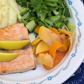 Juurestagliatelle, perunamuusi, vihreä salaatti ja paistettu kala muodostavat herkullisen ateriakokonaisuuden.