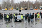 Työnäytökset keräsivät kiinnostuneita. Lumen puuttuminen kuitenkin hieman lannisti tunnelmaa.