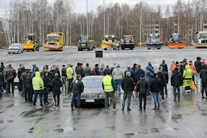 Työnäytökset keräsivät kiinnostuneita. Lumen puuttuminen kuitenkin hieman lannisti tunnelmaa.