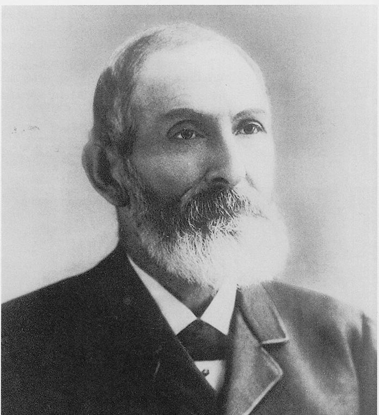 Alanson Harris (1816–1894) oli Daniel Masseyn tavoin maanviljelijän poika. Teknisesti lahjakkaana tunnettu Harris perusti ensimmäisen pajansa Ontarion Beamsvilleen v.1857, missä alkoi syntyä auroja ja kultivaattoreita. Viitisen vuotta myöhemmin valikoimaan kuului myös niitto- ja leikkuukoneita. Tuossa vaiheessa yrityksen toiseksi osakkaaksi oli tullut Alansonin poika John. Toiminnan laajentuessa paja siirrettiin Brantfordiin v. 1871, missä syntyi parhaimmillaan 1000 niittokonetta, 1275 leikkuukonetta ja 500 itsesitojaa vuodessa.