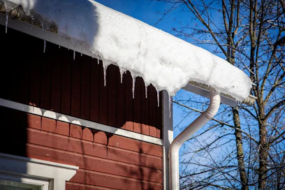 Jääpuikkoja syntyy keväisin auringon ansiosta. Harmia sen sijaan voi tulla, jos niitä syntyy katon läpi tulevan lämmön vuoksi.