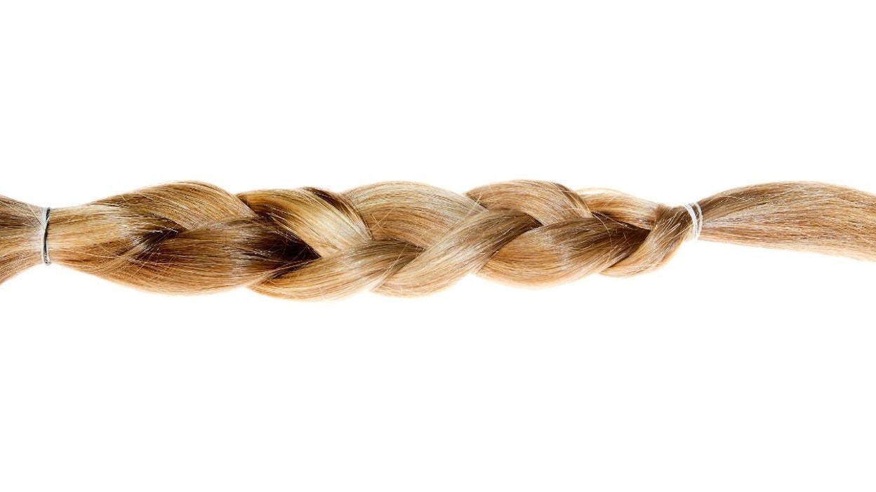 Toimittaja lahjoitti hyväntekeväisyyteen 32 cm omista hiuksistaan. Tukan saa edelleen kiinni ponnarille, joten lahjoitus ei vaadi pään kaljuksi ajelua.