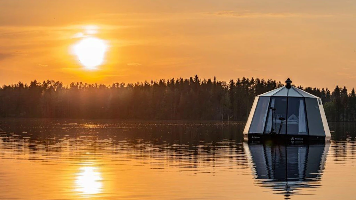 Ranualla matkailijoita houkutellaan yöpymään liikuteltavissa lasi-igluveneissä.