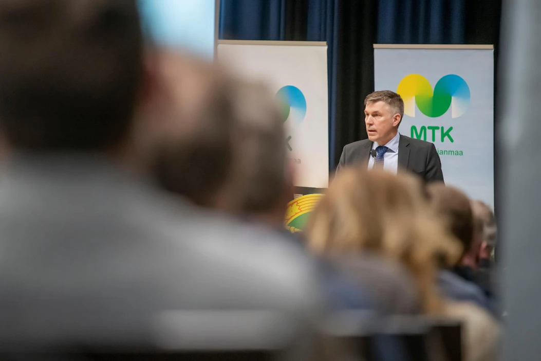 Ratkaisuja maatalouden talousahdinkoon haettiin viime viikolla Lapualla pidetyssä keskustelutilaisuudessa.