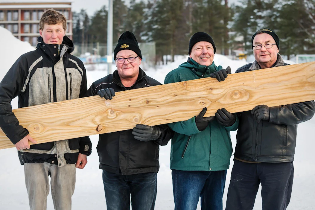 Mikko Nieminen, Pentti Huppunen, Jyrki Huppunen ja Olavi Nieminen ovat yhtä mieltä siitä, että lehtikuusi on oiva valinta myös sisäpanelointiin kauniin pintakuviointinsa vuoksi.