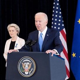 Bidenin mukaan yhteisen suunnitelman tavoitteena on vähentää Euroopan riippuvuutta venäläisestä maakaasusta. Vasemmalla von der Leyen.