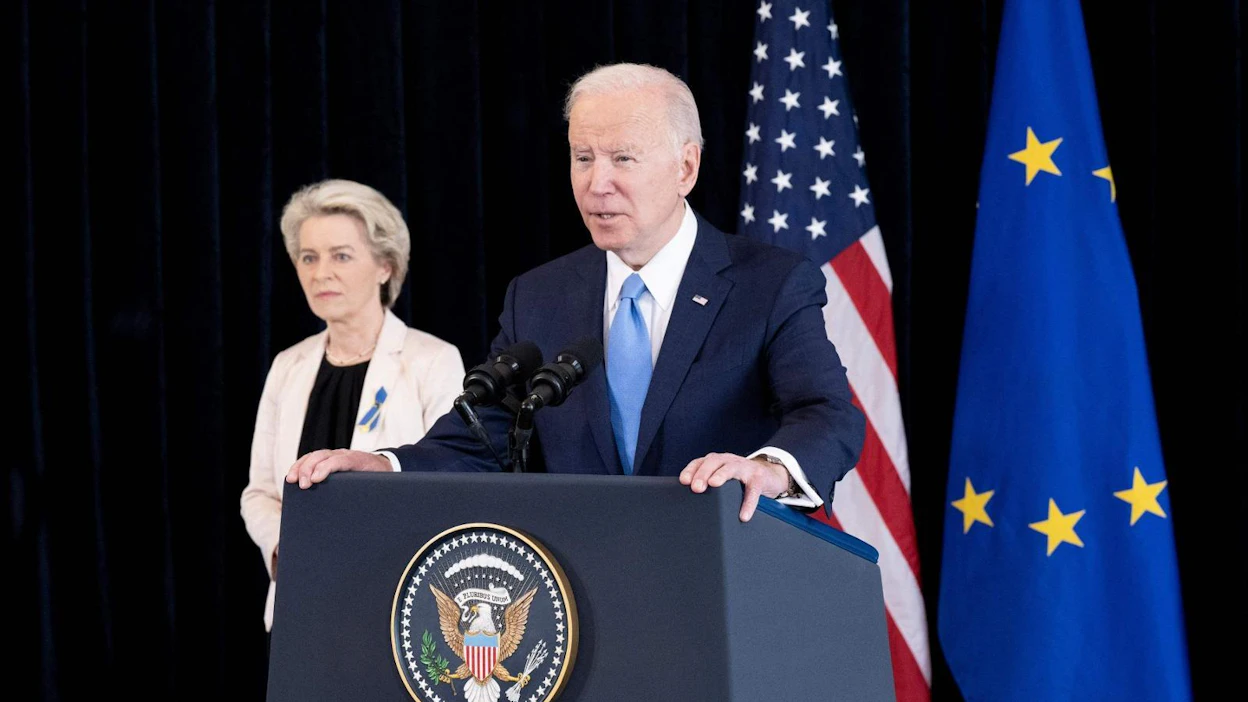 Bidenin mukaan yhteisen suunnitelman tavoitteena on vähentää Euroopan riippuvuutta venäläisestä maakaasusta. Vasemmalla von der Leyen.