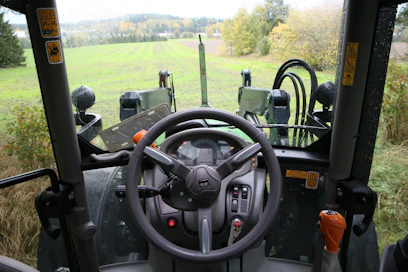 Deutz-Fahrin ohjaamosta oli mittausten mukaan paras näkyvyys, tässäkin kuvassa oikealla näkyvä pakoputki haittaa näkyvyyttä jonkin verran. Melutasoltaan Deutzin ohjaamo oli vertailun keskitasoa.