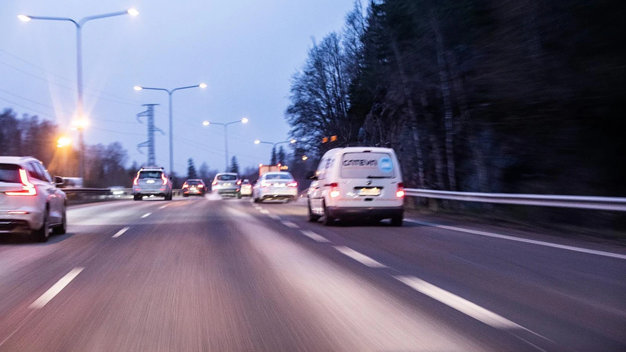 Uudenaikaisten dieselmoottoreiden AdBlue-lisäaineen saatavuushaasteet helpottavat Suomessa. Kuvituskuva.