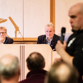 Hannu Hoskonen (keskellä) osallistui susikeskusteluun Ilomantsissa. Arkistokuva.
