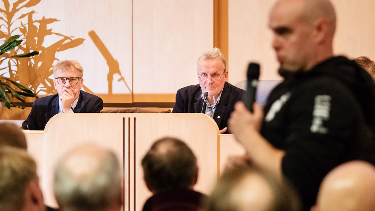 Hannu Hoskonen (keskellä) osallistui susikeskusteluun Ilomantsissa. Arkistokuva.