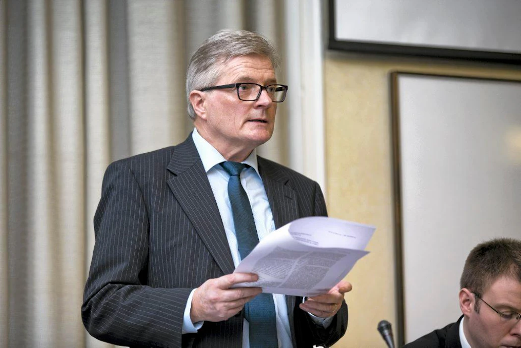 Sote-pykälät ovat tulleet tutuiksi perustuslakivaliokunnan puheenjohtaja Johannes Koskiselle. Hallitus nimittää hänet tänään Euroopan jälleenrakennus- ja kehityspankin johtoon Lontooseen.