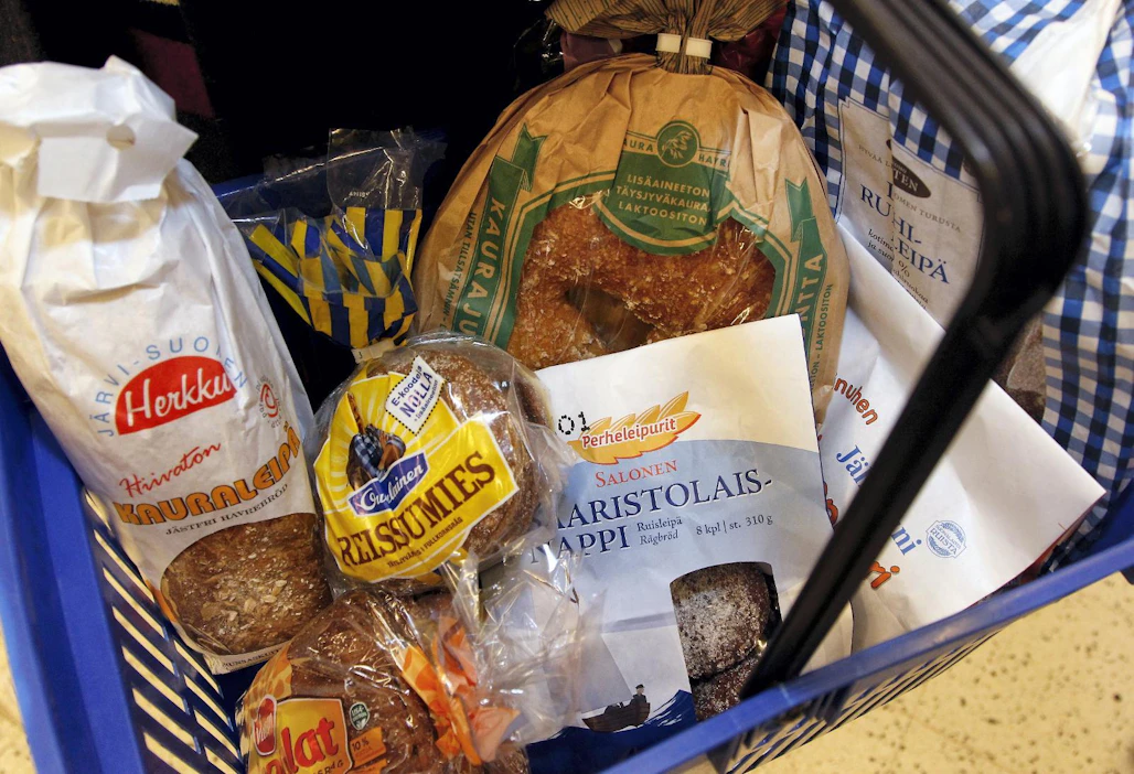 Itäsuomalainen perheenäiti astuu kauppaan ja valikoi kärryynsä margariinia ja piimää. Idässä suositaan rinkeleitä, limppuja ja porsaanlihaa.