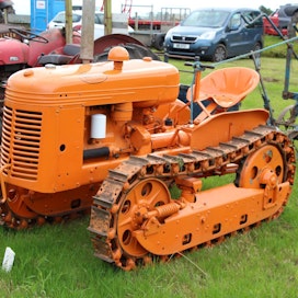 Oliver OC-3 -traktoria valmistettiin vuosina 1951–57, Cleveland, Ohio, USA. Tehty yhteensä noin 20 000 kpl.