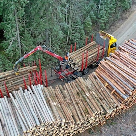 Puukauppa notkahti varsinkin tammi-helmikuussa 2020, mutta maaliskuusta lähtien kauppaa on käyty edellisvuoden tahtiin.