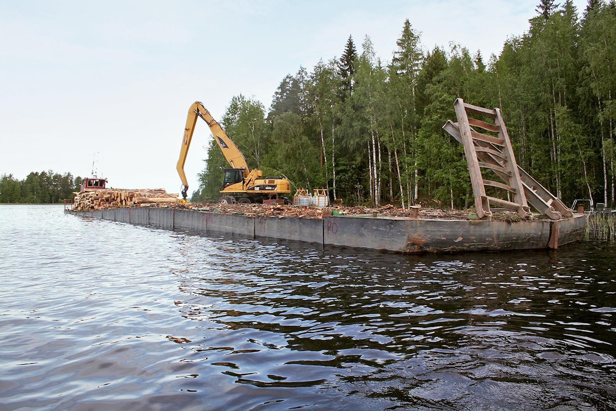 Työkoneet ajetaan lautalla ja sieltä maihin keulasta. Saareen nousun jälkeen hinaaja kääntää yhdistelmän poikittain rannan suuntaisesti. Puiden lastauksen ja kuljetusten ajaksi kiinteät rampit lukitaan pystyasentoon.