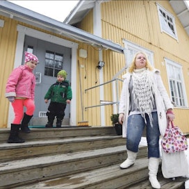 Minna Lemetyisen lapset Anni ja Olli kulkevat koulussa Äänekosken keskustassa. Mämmessä ollaan pettyneitä Äänekosken kuntapäättäjien rauenneisiin lupauksiin uudesta koulusta. sami karppinen