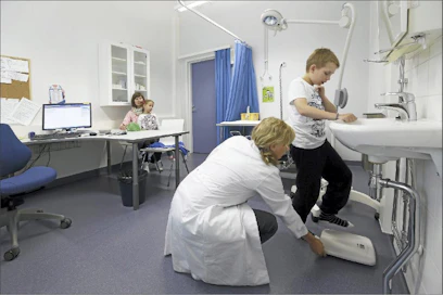 Aki Paakkola kävi maanantaina Iin terveysasemalla terveyskeskuslääkäri Anu Lautamon vastaanotolla. Äiti Laura Paakkola ei ole seurannut sote-uudistusta. Hän toivoo, että terveyspalvelut pysyvät lähellä. Sylissä pikkusisko Tiia Paakkola. Pekka Fali
