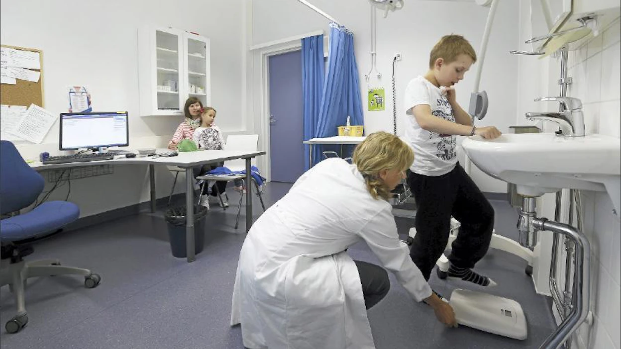 Aki Paakkola kävi maanantaina Iin terveysasemalla terveyskeskuslääkäri Anu Lautamon vastaanotolla. Äiti Laura Paakkola ei ole seurannut sote-uudistusta. Hän toivoo, että terveyspalvelut pysyvät lähellä. Sylissä pikkusisko Tiia Paakkola. Pekka Fali