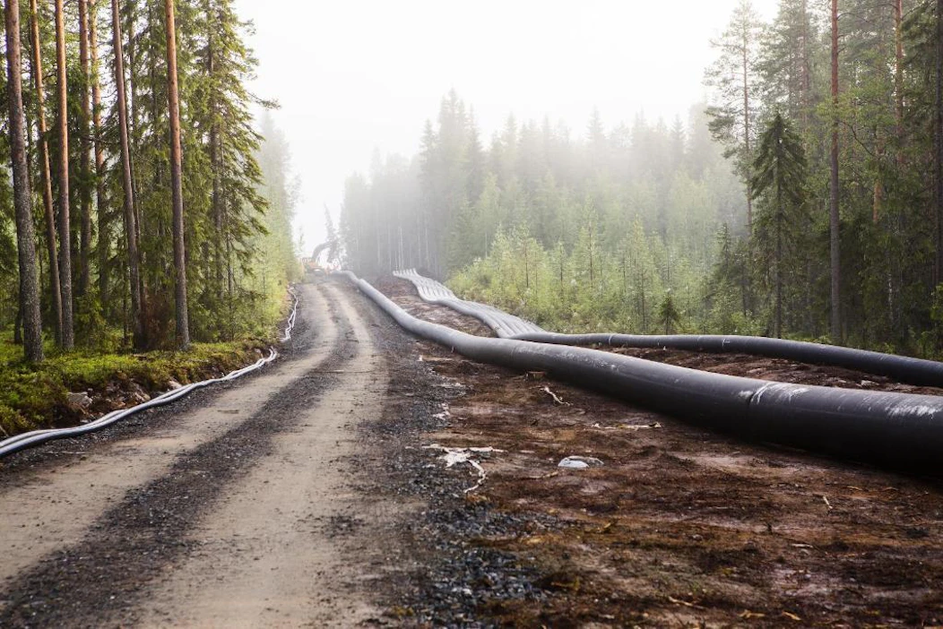 Talvivaaran hukkavesiputken työmaa on edennyt viimeisiin vaiheisiin Nuasjärven rannalle. Kuvattu keskiviikkona 22.7.