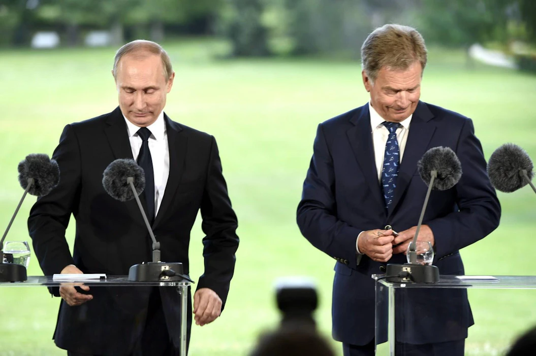 Suomen presidentti Sauli Niinistö (oik.) ja Venäjän presidentti Vladimir Putin pitivät yhteisen lehdistötilaisuuden Naantalin Kultarannassa heinäkuussa 2016. LEHTIKUVA / JUSSI NUKARI