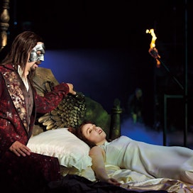 Oopperan kummitus (Riku Pelo) opettaa Christinen (Saara Jokiaho) laulamaan kauniimmin kuin kukaan muu.