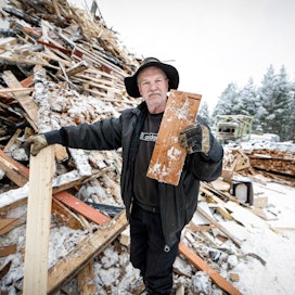 Energiapuuyrittäjä Arto Åkerman ei ole havainnut, että lain velvoittama yhä tarkempi puutavaran lajittelu vielä näkyisi materiaalivirroissa. &quot;Kierrätykseen kelpaavaa A-puuta on runsaasti muun puutavaran seassa&quot;, Åkerman sanoo,