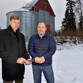 Arto Laine (vas.) ja Eero Kovero kertovat, että viljelijöiden omistama ViljaTavastia-osuuskunta pystyy yhteismyynneillään tuottamaan keskimäärin 10–20 euron lisähinnan viljatonnille.