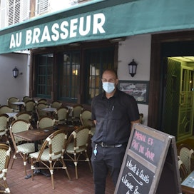 Ravintolaan tulevat eivät ole juurikaan protestoineet koronapassin näyttämistä vastaan, sanoo tarjoilija Josselin Pecqueux.