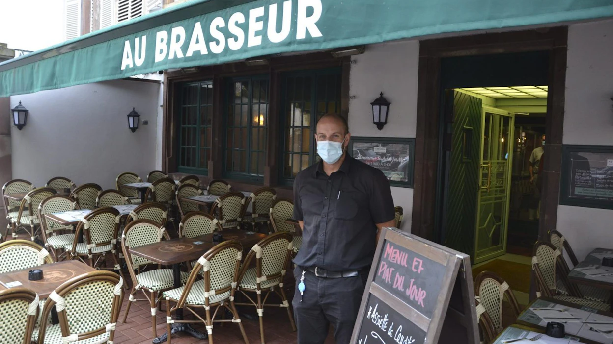 Ravintolaan tulevat eivät ole juurikaan protestoineet koronapassin näyttämistä vastaan, sanoo tarjoilija Josselin Pecqueux.