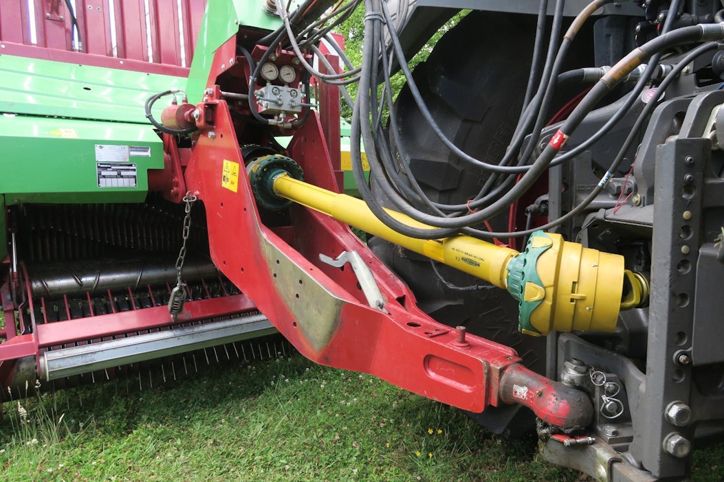 Nivelakseleilta vaaditaan nykyään paljon, sillä ne saattavat siirtää satoja hevosvoimia traktorilta työkoneelle. Laajakulmanivelakselin täytyy lisäksi toimia jopa 75 asteen kulmassa, sillä esimerkiksi noukinvaunulla kerätään rehua välillä tiukoissakin kaarteissa, ja samalla sullojaan voi nousta suuri mytty rehua. Silti tilaa laajakulmanivelelle ei ole yhtään sen enempää kuin aiemmin.