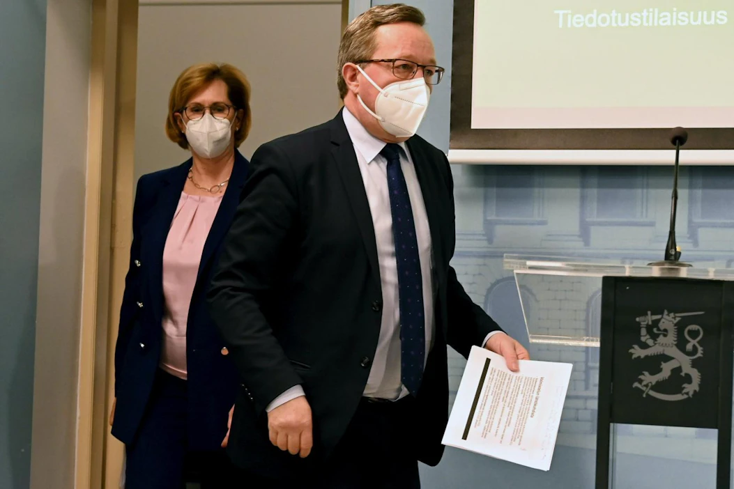 Työministeri Tuula Haatainen (sd.) ja elinkeinoministeri Mika Lintilä (kesk.) kertoivat neuvottelujen tuloksista tiedotustilaisuudessa. LEHTIKUVA / JUSSI NUKARI