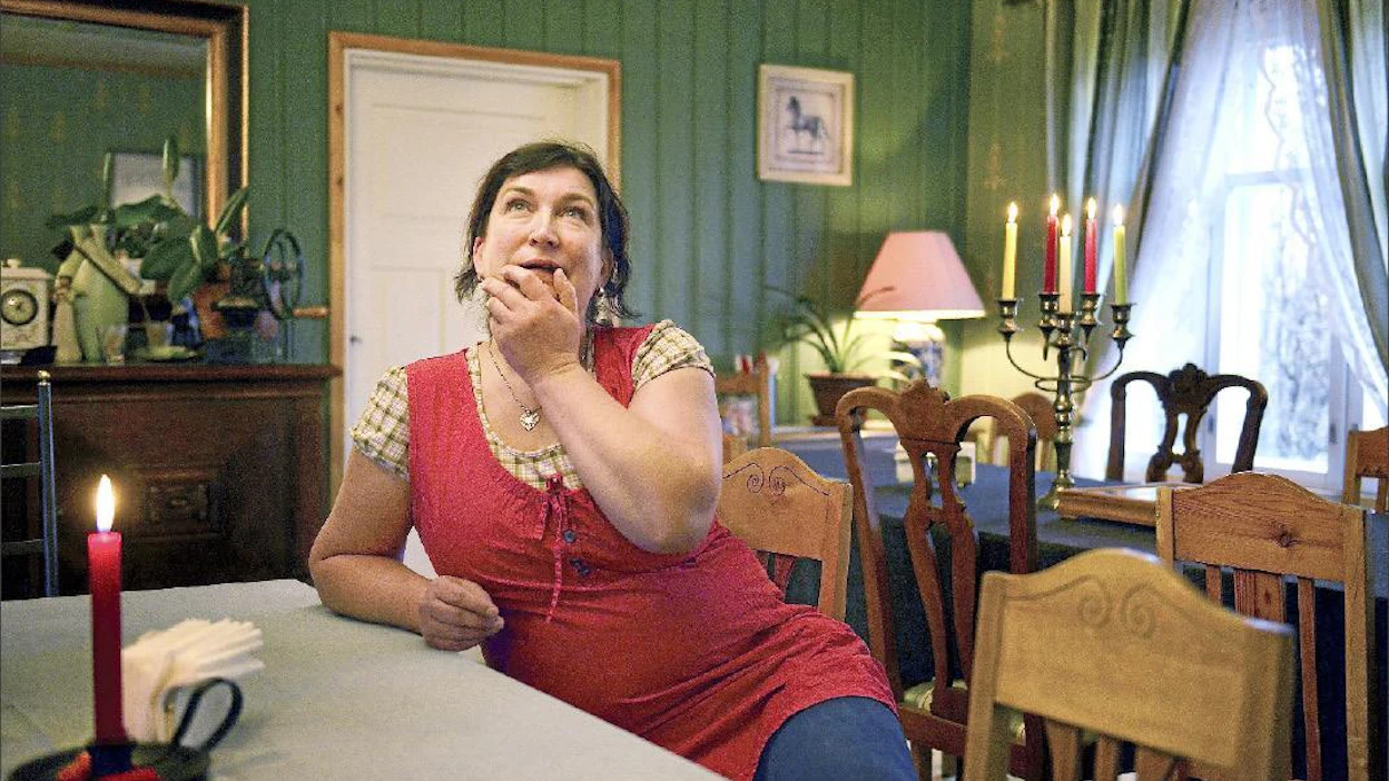 Tuija Silvennoinen valitsi miehensä Ari Karvosen kanssa Puustellin maalaiskartanon paikaksi asua ja yrittää. Eteläpohjalainen yrittäjäasenne, seudun kaunis luonto sekä Evijärven elävä kylänraitti avittivat ratkaisua. Esko Keski-Vähälä