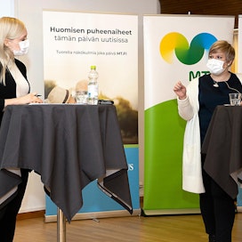 Vihreiden Maria Ohisalo ja keskustan Annika Saarikko esiintyivät maskien kanssa MT:n kuntavaalipaneelissa. Tapahtumassa ei ollut yleisöä lainkaan.
