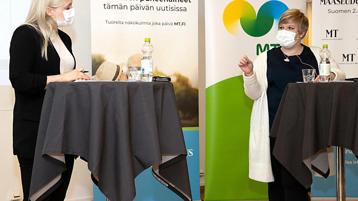 Vihreiden Maria Ohisalo ja keskustan Annika Saarikko esiintyivät maskien kanssa MT:n kuntavaalipaneelissa. Tapahtumassa ei ollut yleisöä lainkaan.