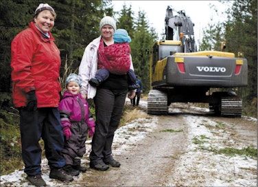 Marianne Nygärd, emäntä sukulaisineen (Emma, Jonna ja Oliver)Riippuu jäsenmaksun suuruudesta. Metsänhoitoyhdistykset ovat suuren urakan edessä nyt, kun pitää haalia maksavia jäseniä.