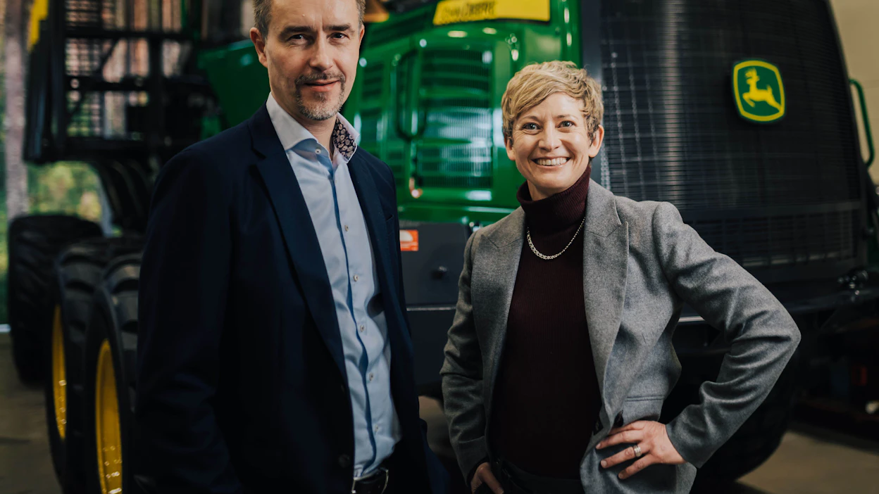 Jari Mennala johtaa jatkossa John Deere Forestry Oy:tä Suomessa. Mary Pat Tubb on Deere & Companyn metsäkoneliiketoiminnan uusi johtaja.