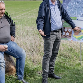 Maanomistajat David Köping ja Hans Nysand sekä salaojasuunnittelija Simon Nässlin ProAgriasta kertoivat vesitalouden valmiussuunnitelman vaiheesta Söderfjärdenillä. Alue oli 1900-luvun alussa Euroopan suurimpia kuivatushankkeita.