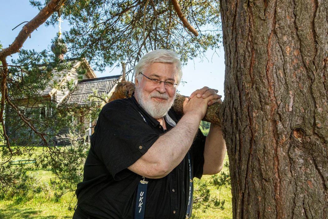 Arkkipiispa Leolle metsä on tuttu ympäristö. Nuorempana metsänistutus ja sahat tulivat tutuiksi. Nyt hän kasvattaa omaa arboretumia kotitilallaan.