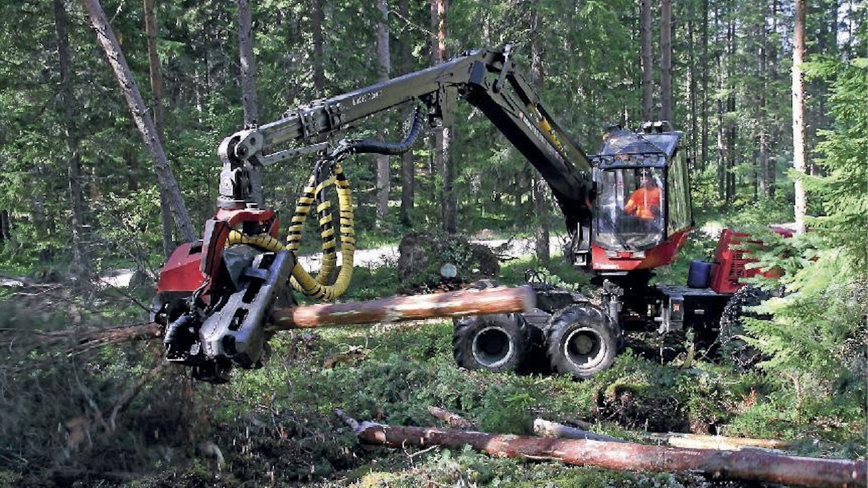 Jouni Kangas on käyttänyt TP-Rollers-syöttörullia kesäkuukausien ajan. Aluksi käytössä olivat laserhitsatut versiot, mutta nyt kiekot kootaan sopivaksi paketiksi pulteilla ja välirenkailla. Rullien pieni paino on tärkeä ominaisuus, koska alustakoneena on 11 metrin puomistolla ja 350-kouralla varustettu Valmet 901.3. Rullat toimivat tasaisesti laajalla puristuspainealueella ja paineiden säätöä on tarvittu vain harvoin. Peruutusominaisuudet vastaavat perinteisiä rullia.