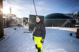 Jyrki Heilä kertoo, että Nurmoon suunniteltu biokaasulaitos voisi käsitellä maatalouden lantojen lisäksi muitakin biomassoja ja jalostaa niistä sekä nesteytettyä biokaasua raskaan liikenteen käyttöön että pidemmälle jalostettuja kierrätyslannoitevalmisteita.