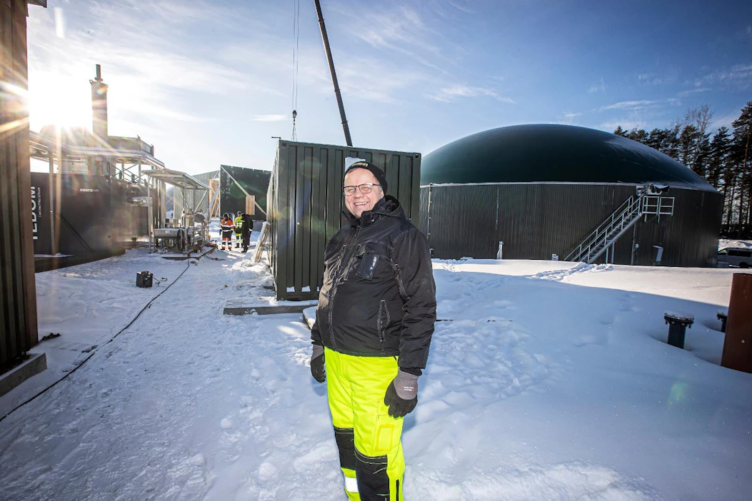 Jyrki Heilä kertoo, että Nurmoon suunniteltu biokaasulaitos voisi käsitellä maatalouden lantojen lisäksi muitakin biomassoja ja jalostaa niistä sekä nesteytettyä biokaasua raskaan liikenteen käyttöön että pidemmälle jalostettuja kierrätyslannoitevalmisteita.