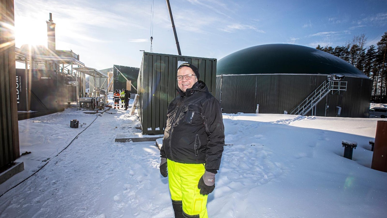 Jyrki Heilä kertoo, että Nurmoon suunniteltu biokaasulaitos voisi käsitellä maatalouden lantojen lisäksi muitakin biomassoja ja jalostaa niistä sekä nesteytettyä biokaasua raskaan liikenteen käyttöön että pidemmälle jalostettuja kierrätyslannoitevalmisteita.