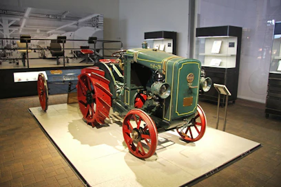 Claasin Saksan Harsewinkelissä sijaitsevan päätehtaan yhteydessä on museo, jossa on näytteillä Renault-traktori vuodelta 1921. Se muistuttaa Renaultin pitkästä perinteestä traktorinvalmistajana.