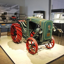 Claasin Saksan Harsewinkelissä sijaitsevan päätehtaan yhteydessä on museo, jossa on näytteillä Renault-traktori vuodelta 1921. Se muistuttaa Renaultin pitkästä perinteestä traktorinvalmistajana.