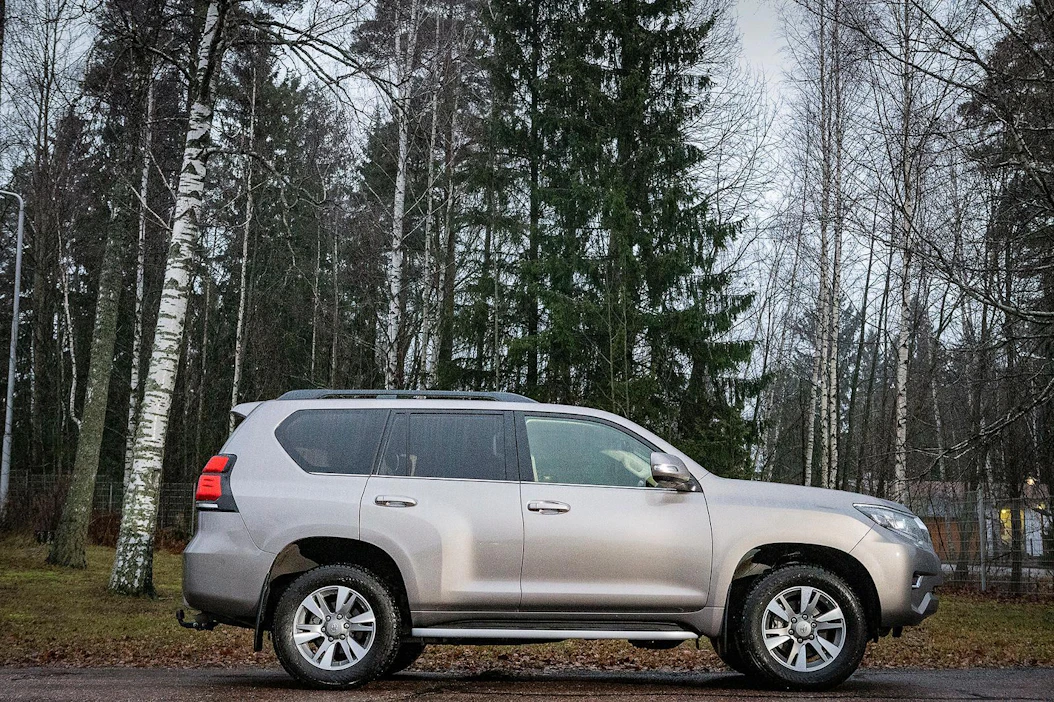 Syyskuun veromuutos nosti Toyota Land Cruiserin hintaa 14 400 eurolla 134 200 euroon. Joulukuun alun korjaava veromuutos laski auton hintaa 8 700 euroa.