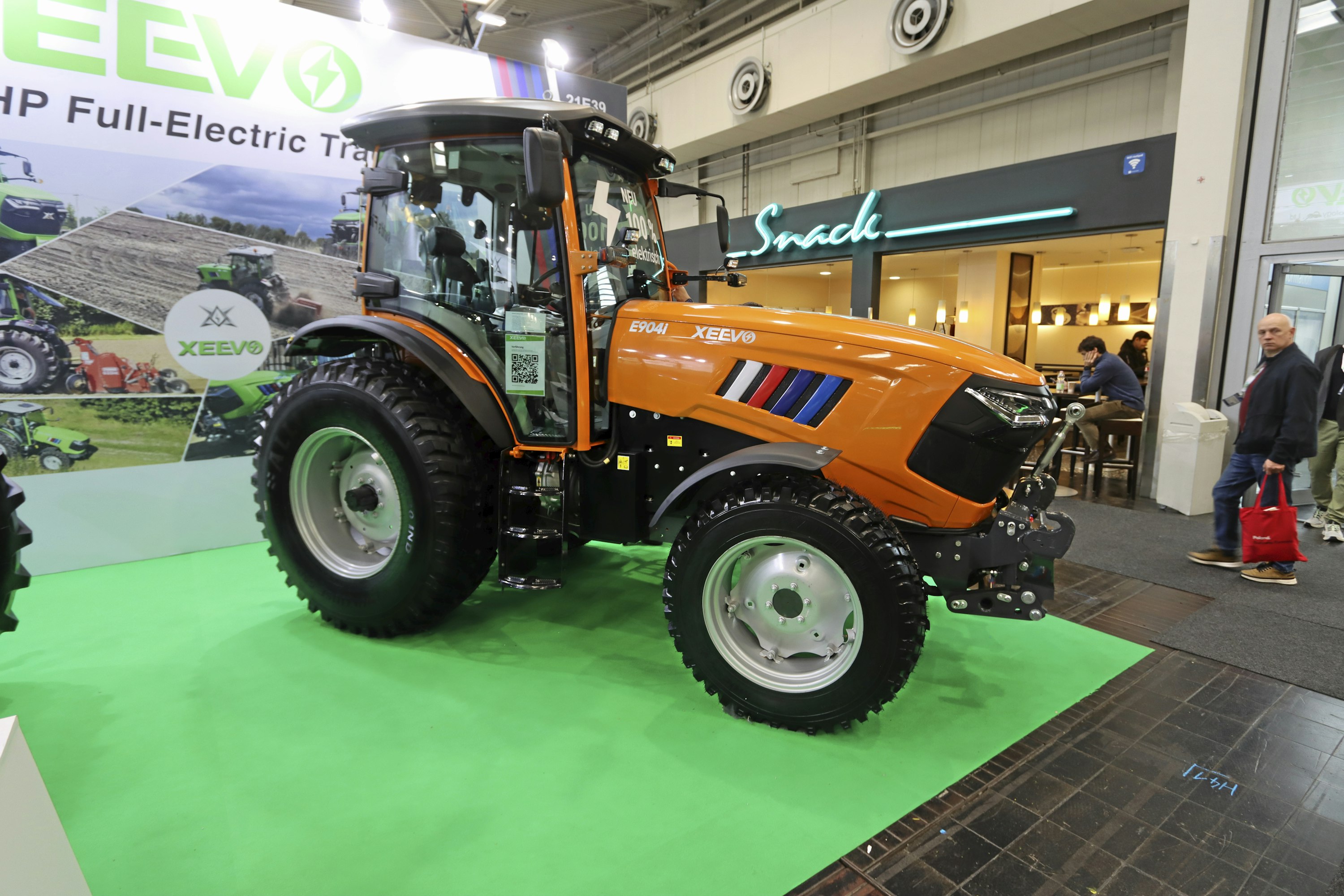 Xeevo E940 I -täyssähkötraktorissa on kaksi 64 kW/90 hv sähkömoottoria ja 4-portainen vaihteisto. Suurinta 90 kW:n maksimitehoa voidaan käyttää 30 sekuntia. Ulosottoakselia ja hydrauliikkaa käytetään erillisillä moottoreilla. Litiumakkujen energiasisältö on 105 kWh, mikä riittää valmistajan mukaan 4–6 tunnin käyttöaikaan. Saksassa Xeevon hinta on 99 300 €.